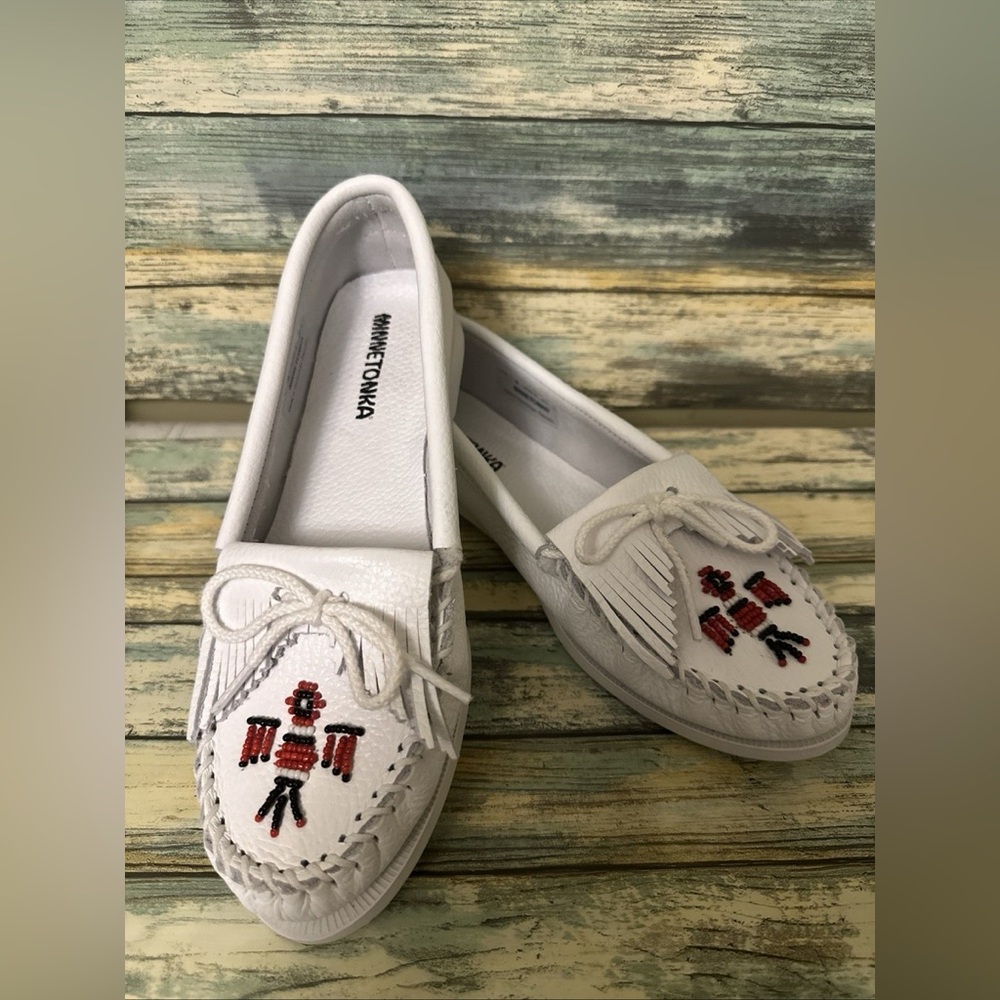 Minnetonka Women's Thunderbird White Moccasins women’s size 6.5